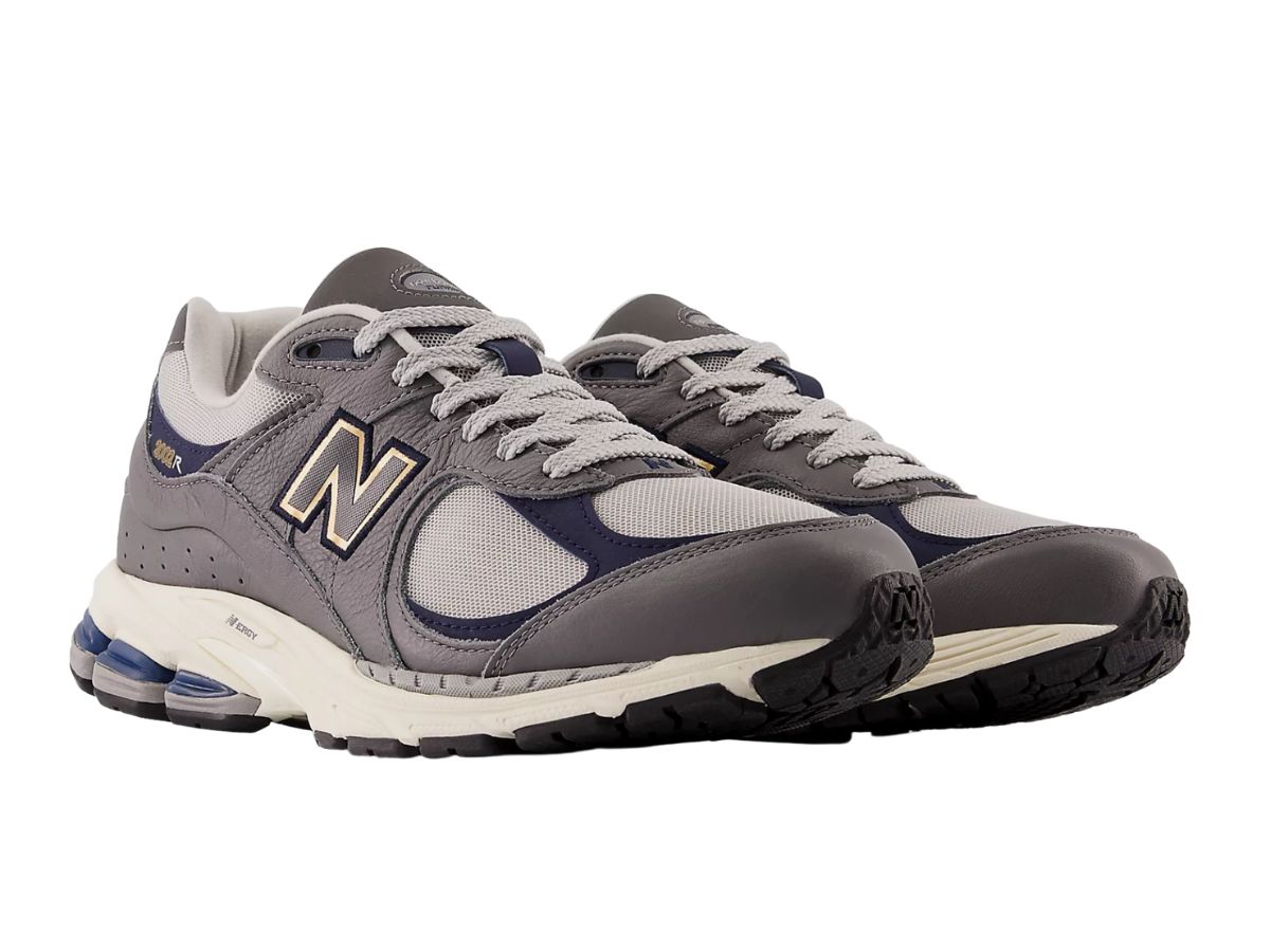 https://d2cva83hdk3bwc.cloudfront.net/new-balance-2002r-grey--3.jpg