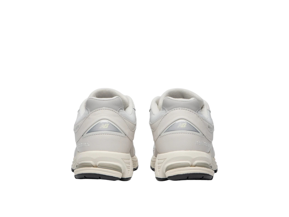 https://d2cva83hdk3bwc.cloudfront.net/new-balance-2002r-linen-fog-rain-cloud-5.jpg