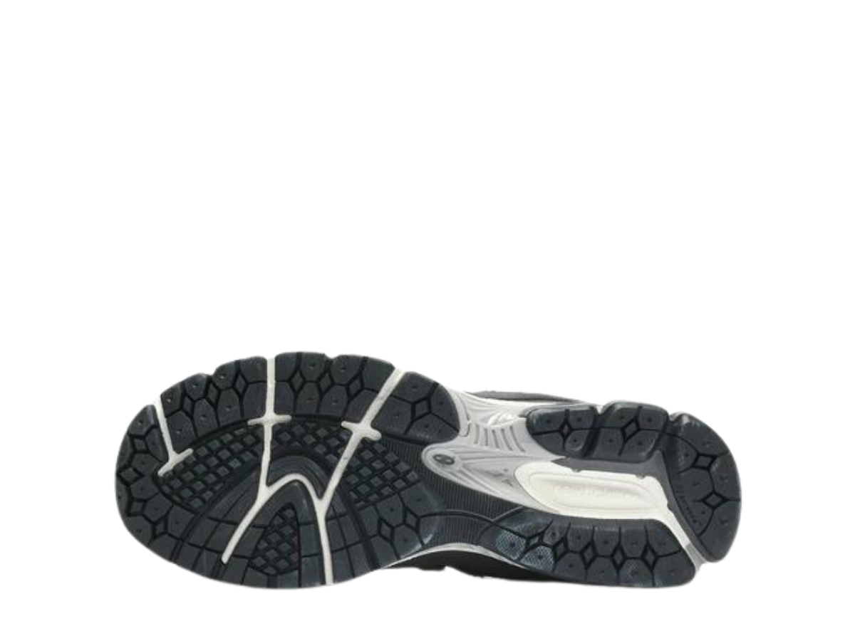 https://d2cva83hdk3bwc.cloudfront.net/new-balance-2002r-monochrome-suede-pack-grey-4.jpg