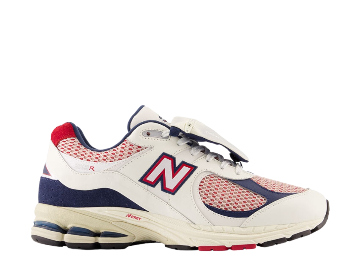 https://d2cva83hdk3bwc.cloudfront.net/new-balance-2002r-team-red-navy-pouch-1.jpg