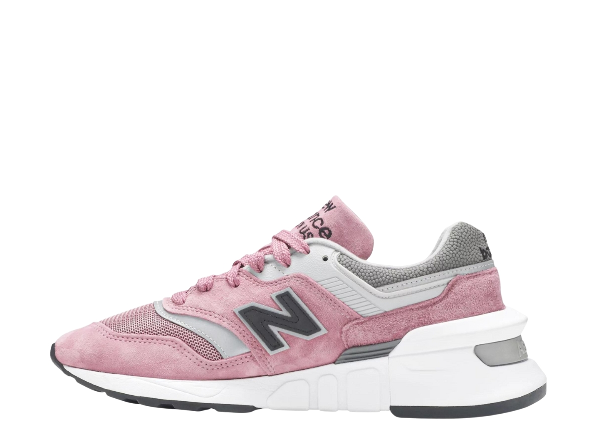 https://d2cva83hdk3bwc.cloudfront.net/new-balance-997s-pink-grey-2.jpg