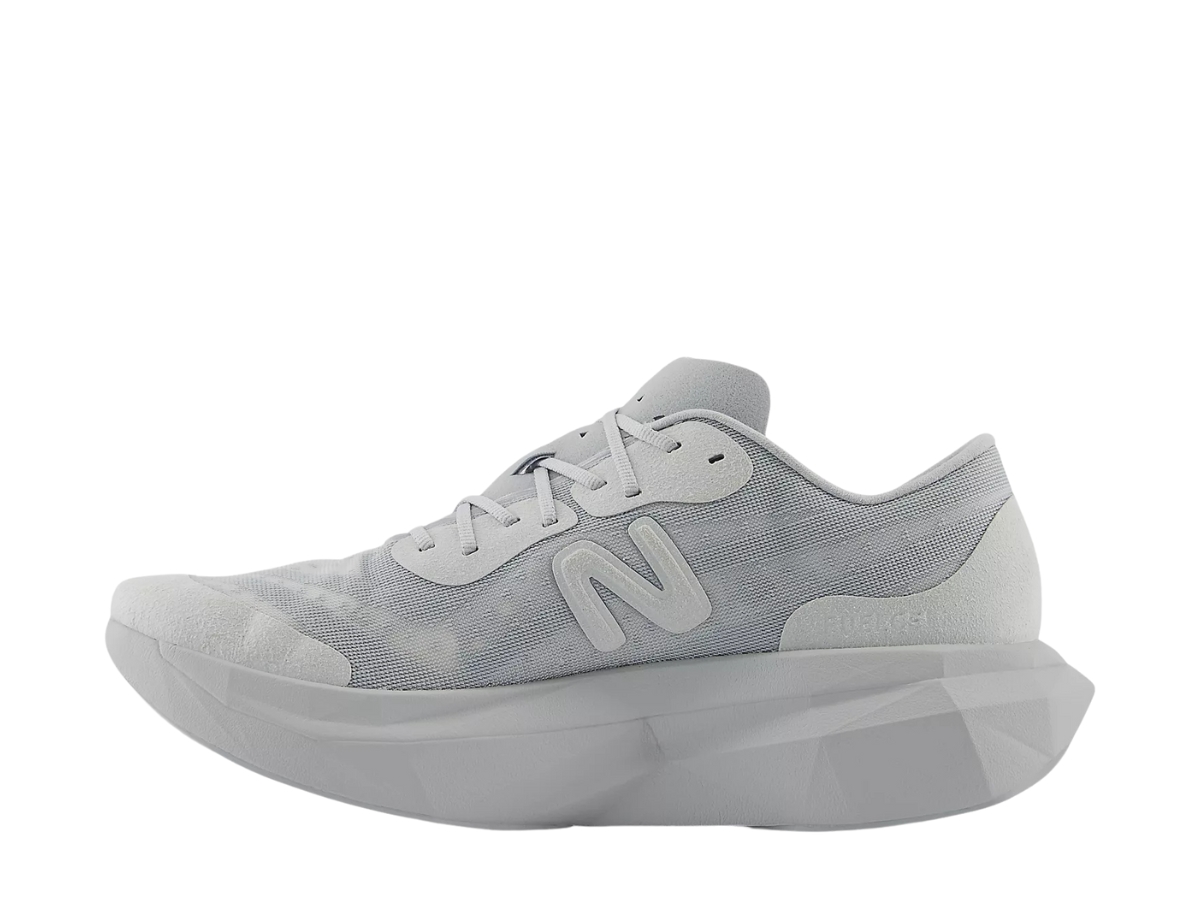https://d2cva83hdk3bwc.cloudfront.net/new-balance-district-vision-x-fuelcell-supercomp-elite-v4-aluminum-grey-2.jpg