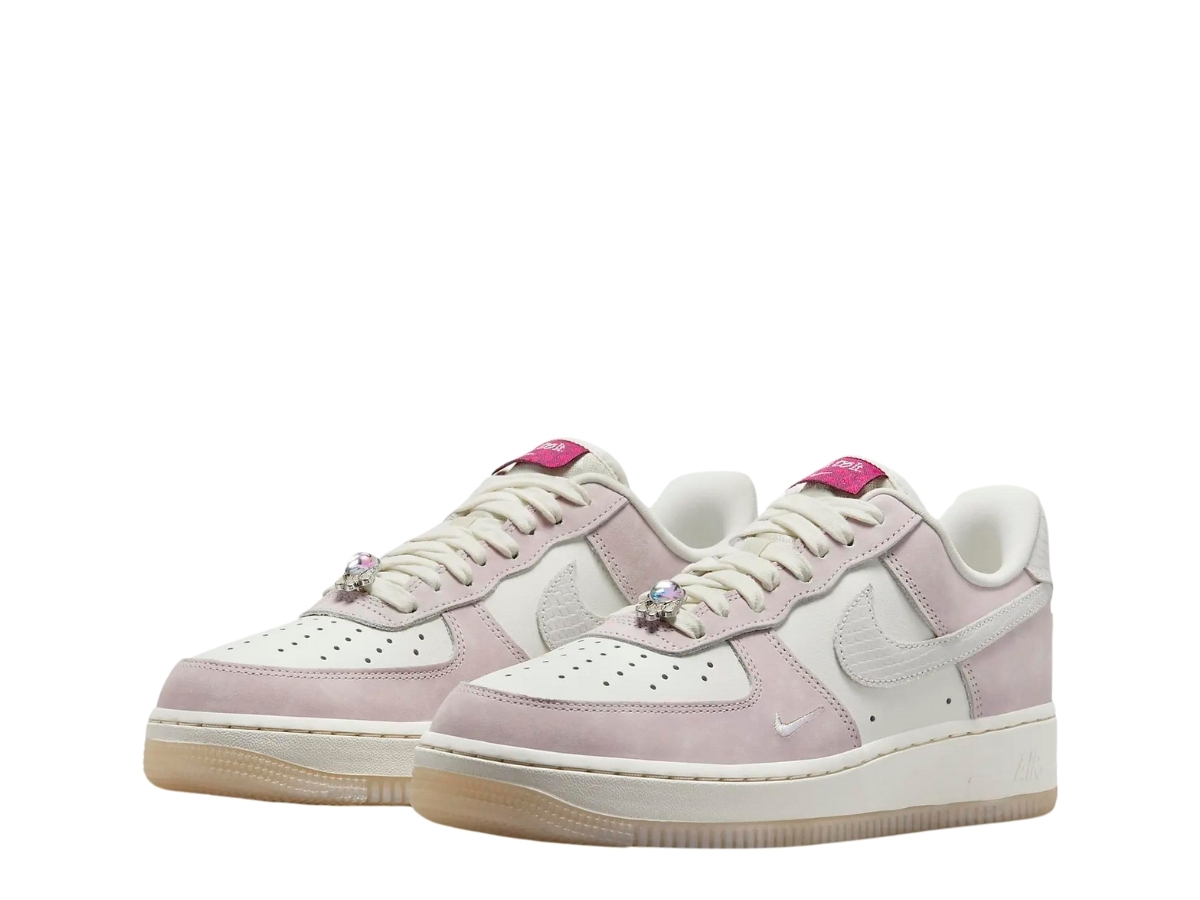 https://d2cva83hdk3bwc.cloudfront.net/nike-air-force-1--07-lx-sail-platinum-violet-3.jpg