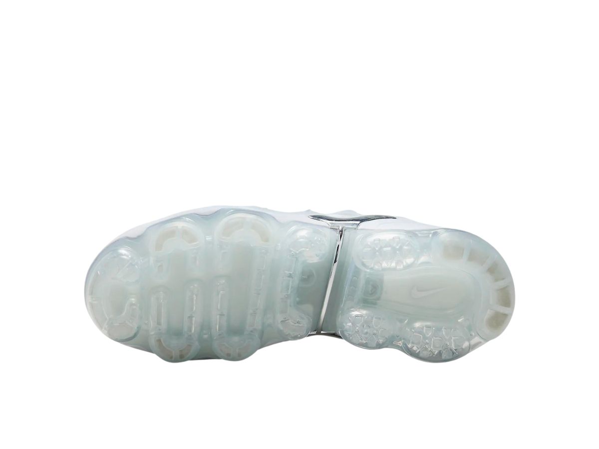 https://d2cva83hdk3bwc.cloudfront.net/nike-air-vapormax-plus-white-metallic-silver--w--3.jpg