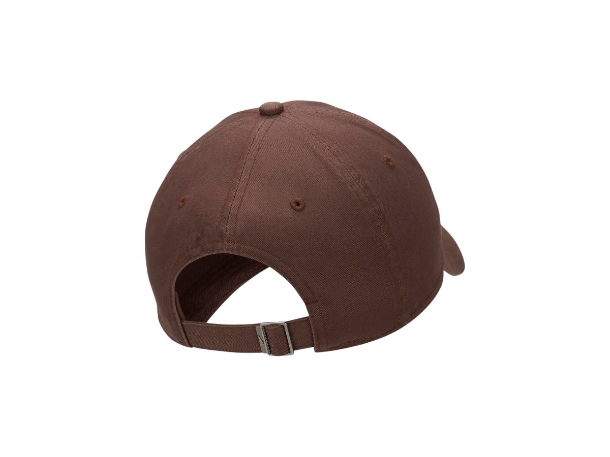 https://d2cva83hdk3bwc.cloudfront.net/nike-club-cap-baroque-brown-white-2.jpg