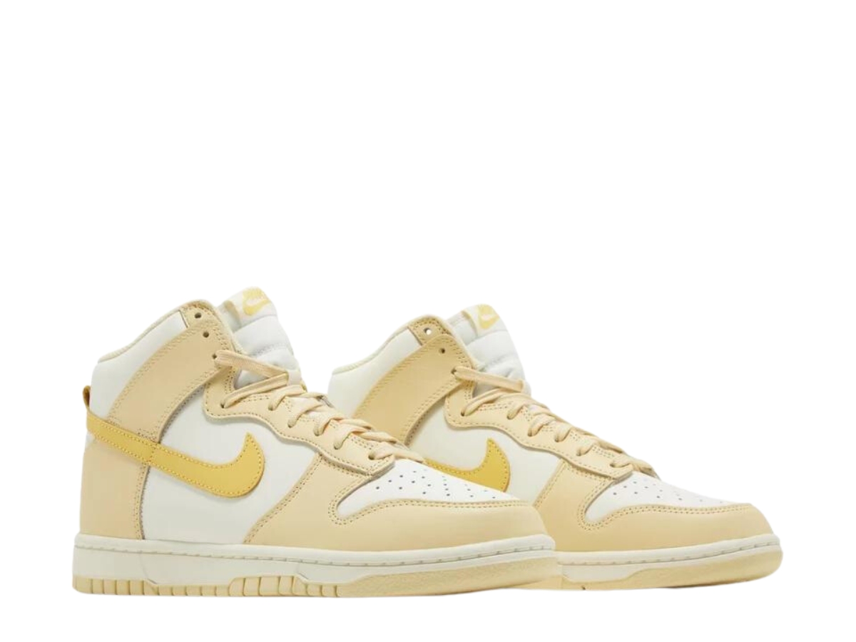 スニーカー Nike Dunk High cut Pale Vanilla Topaz Gold This Women's Exclusive Nike Dunk High Comes In Pale Vanilla