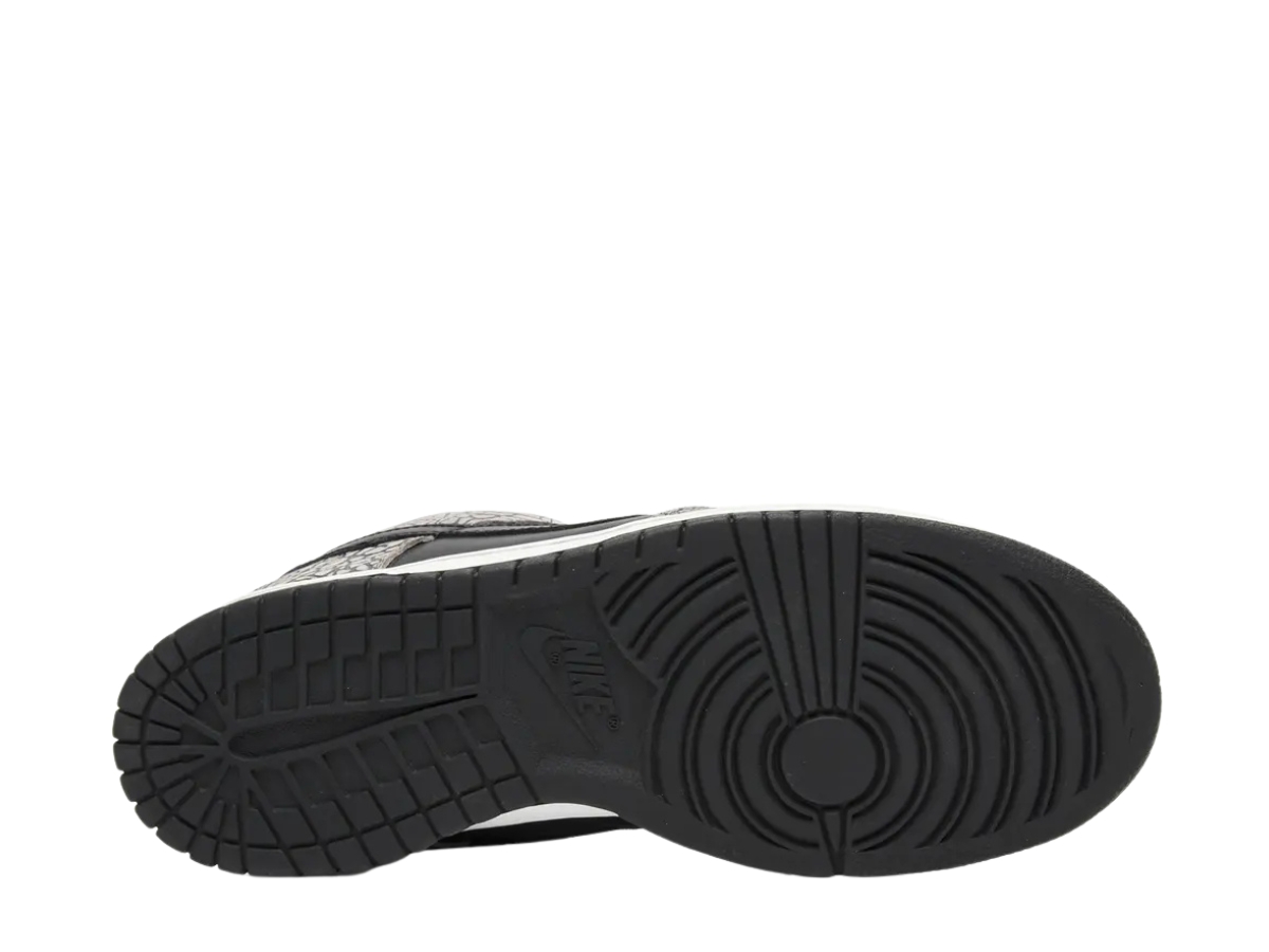 https://d2cva83hdk3bwc.cloudfront.net/nike-sb-dunk-low-supreme-black-cement-5.jpg