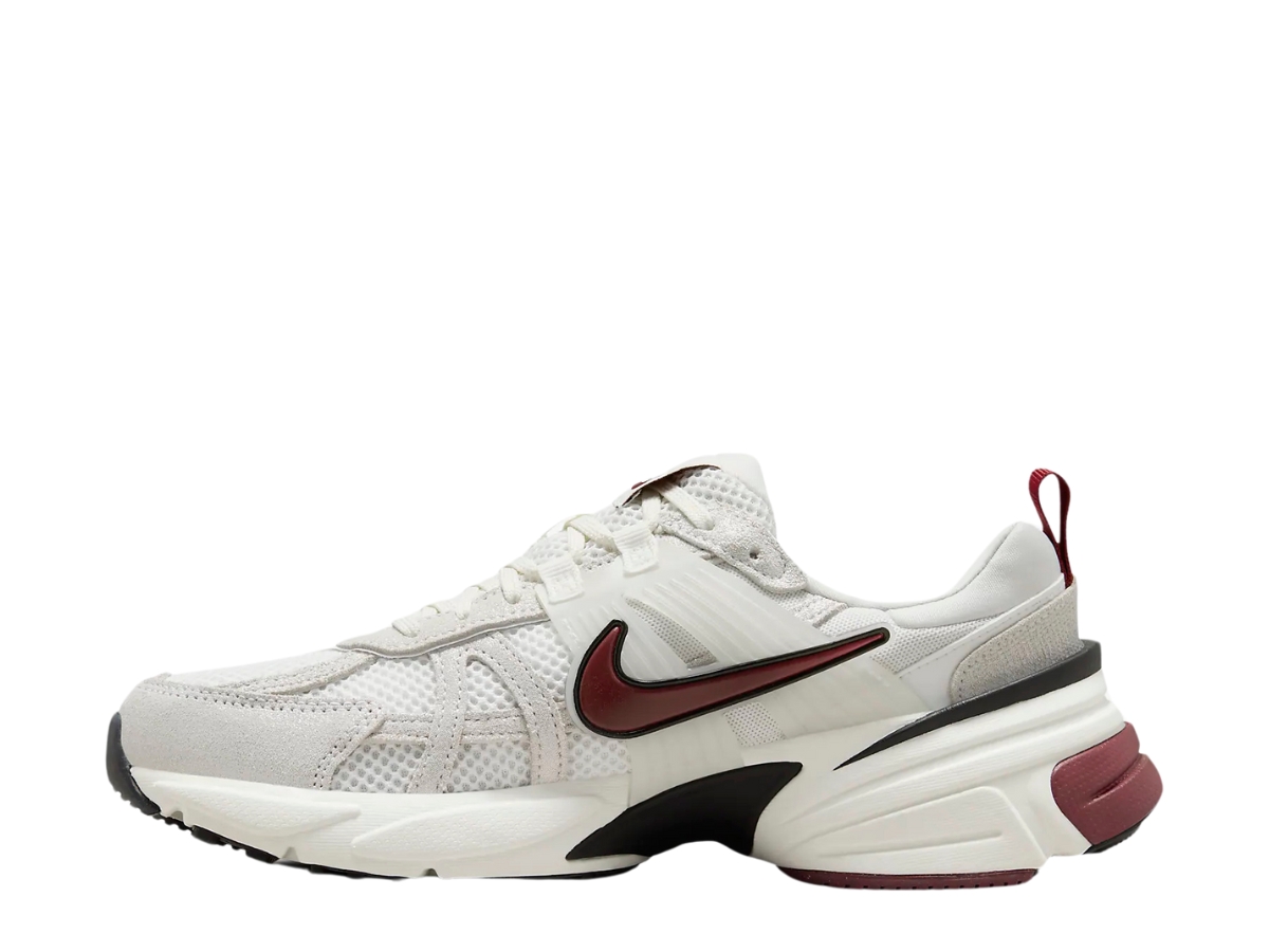 https://d2cva83hdk3bwc.cloudfront.net/nike-v2k-run-se-white-team-red-w-2.jpg