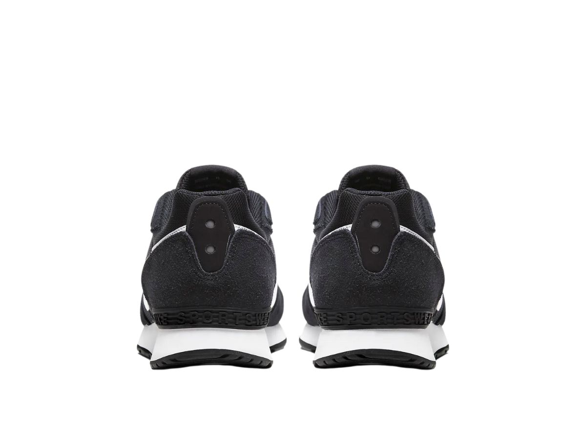 https://d2cva83hdk3bwc.cloudfront.net/nike-venture-runner-black-white-4.jpg