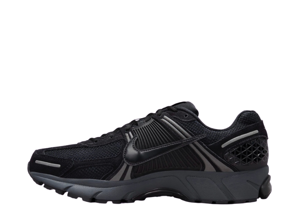https://d2cva83hdk3bwc.cloudfront.net/nike-zoom-vomero-5-black-metallic-dark-grey-2.jpg