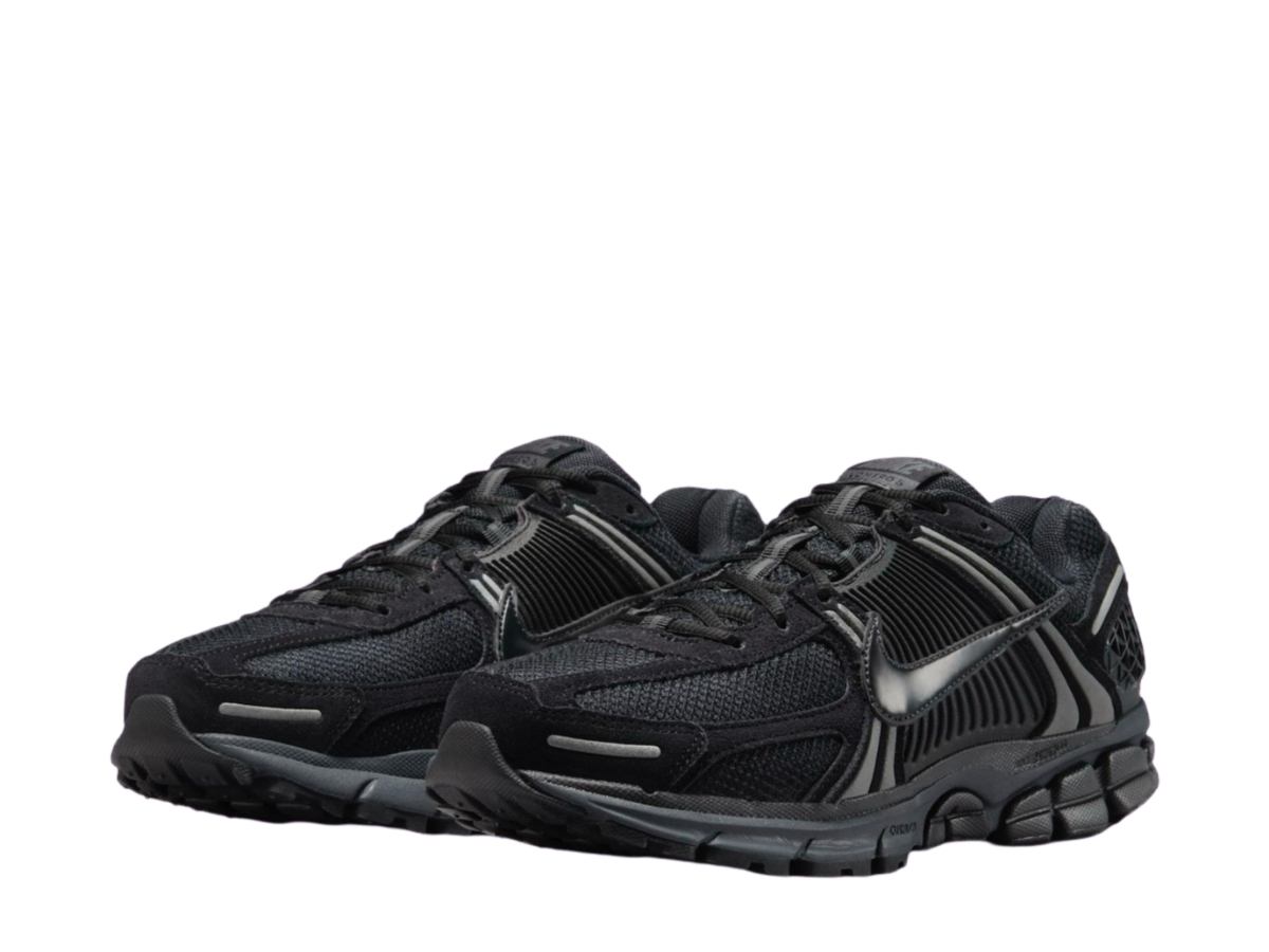 https://d2cva83hdk3bwc.cloudfront.net/nike-zoom-vomero-5-black-metallic-dark-grey-3.jpg
