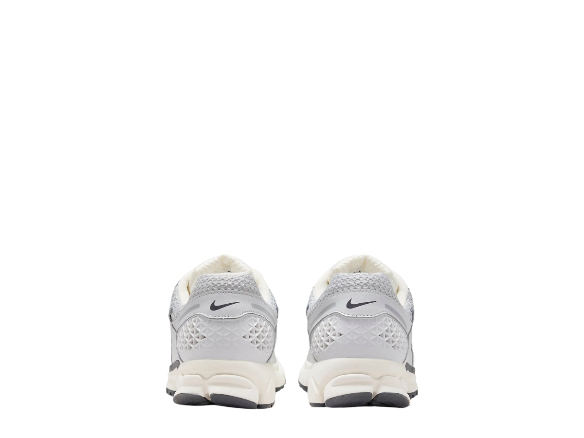 https://d2cva83hdk3bwc.cloudfront.net/nike-zoom-vomero-5-chrome-5.jpg