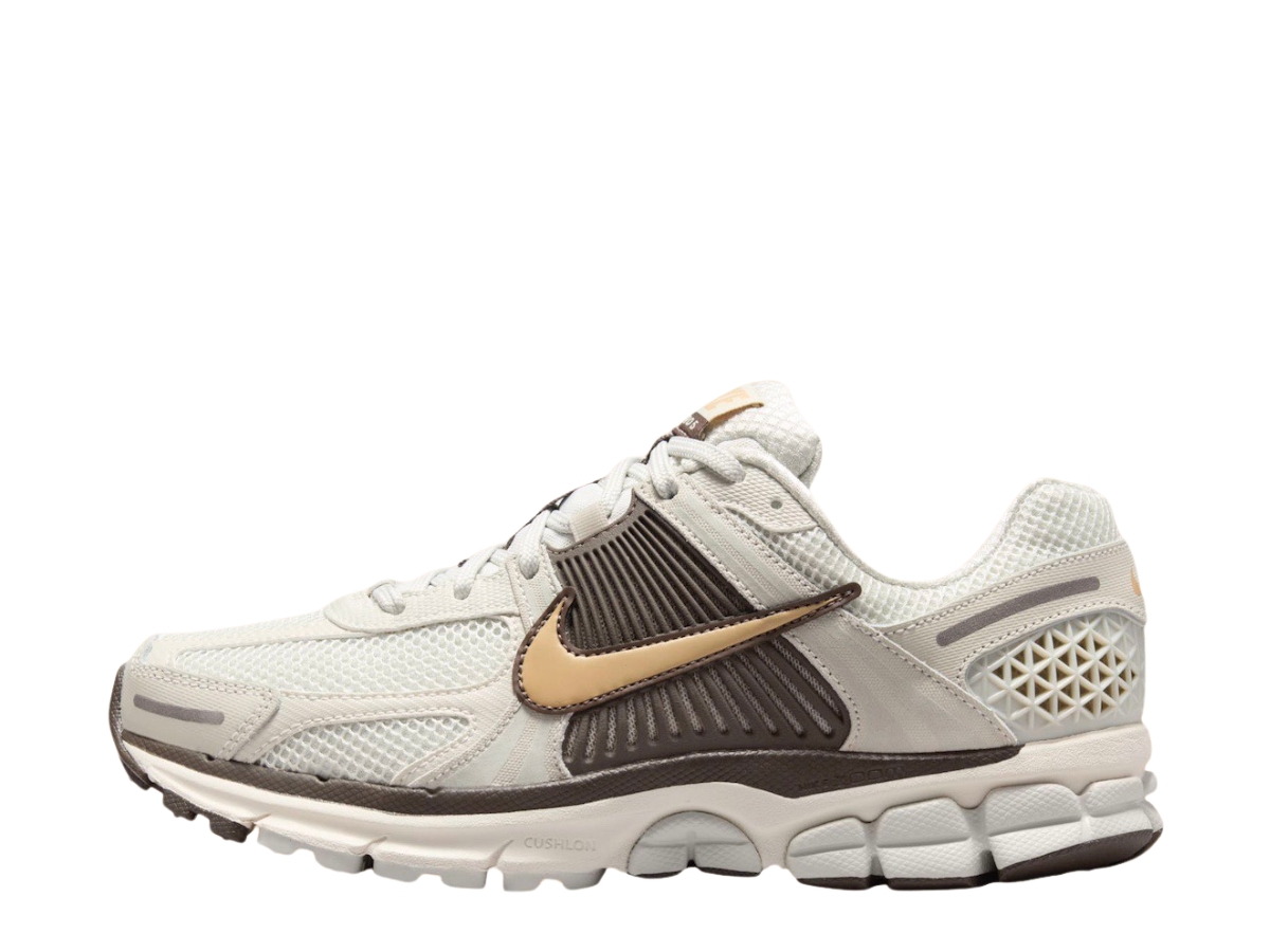 https://d2cva83hdk3bwc.cloudfront.net/nike-zoom-vomero-5-light-bone-ironstone-w-2.jpg