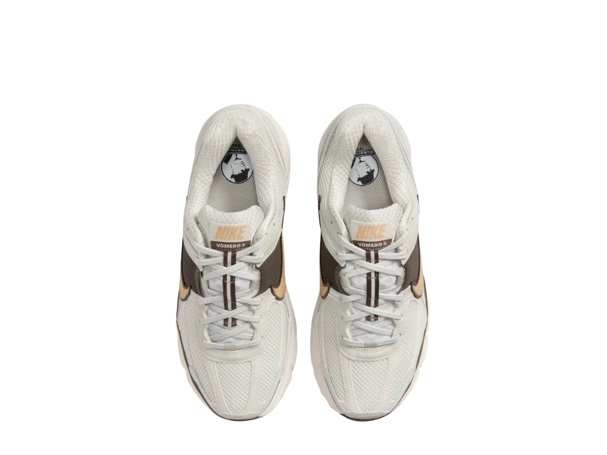 https://d2cva83hdk3bwc.cloudfront.net/nike-zoom-vomero-5-light-bone-ironstone-w-3.jpg