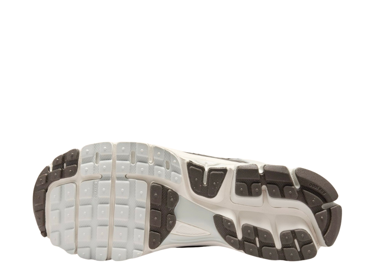 https://d2cva83hdk3bwc.cloudfront.net/nike-zoom-vomero-5-light-bone-ironstone-w-4.jpg