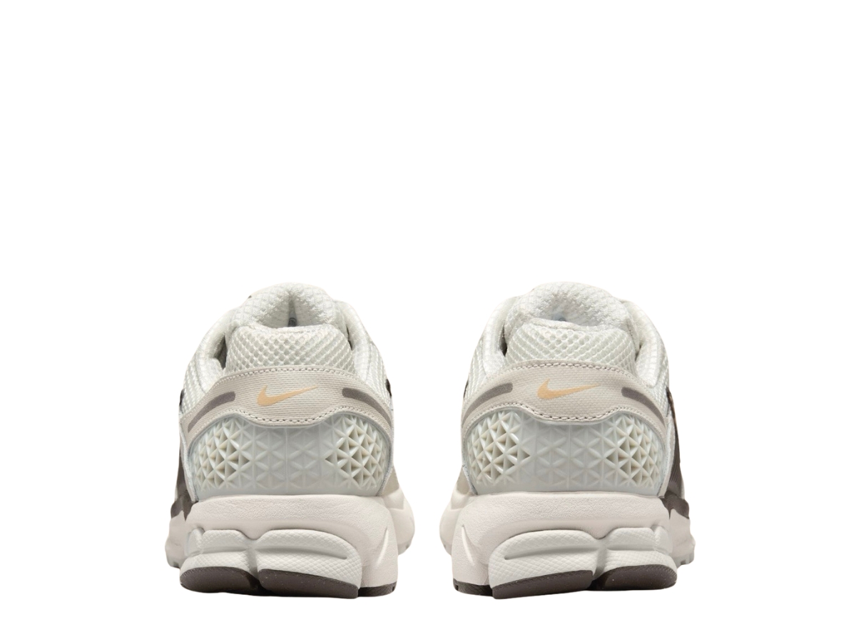 https://d2cva83hdk3bwc.cloudfront.net/nike-zoom-vomero-5-light-bone-ironstone-w-5.jpg