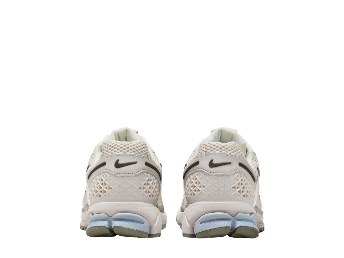 https://d2cva83hdk3bwc.cloudfront.net/nike-zoom-vomero-5-light-orewood-brown-6.jpg