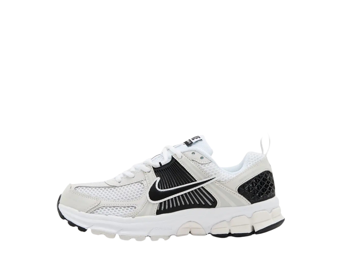 https://d2cva83hdk3bwc.cloudfront.net/nike-zoom-vomero-5-metallic-platinum-black-gs-2.jpg