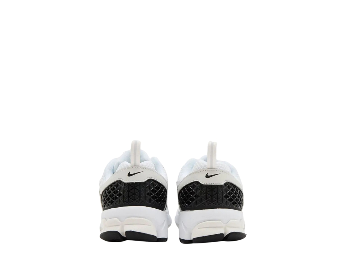 https://d2cva83hdk3bwc.cloudfront.net/nike-zoom-vomero-5-metallic-platinum-black-gs-4.jpg