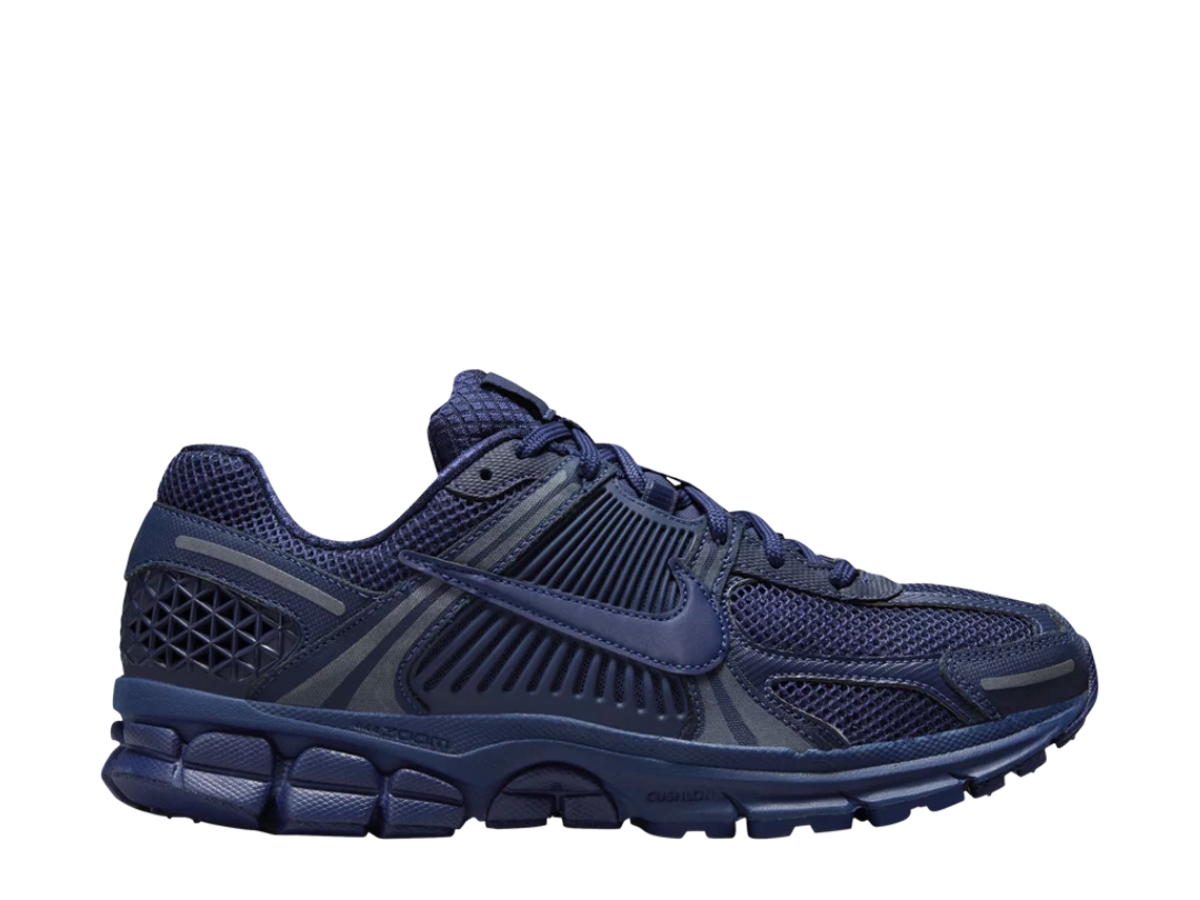 https://d2cva83hdk3bwc.cloudfront.net/nike-zoom-vomero-5-midnight-navy-1.jpg