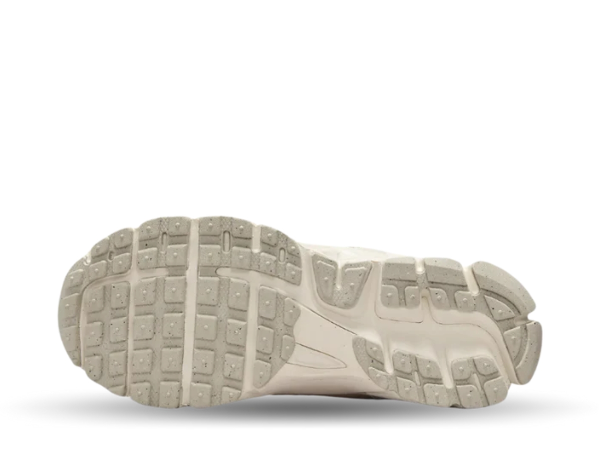 https://d2cva83hdk3bwc.cloudfront.net/nike-zoom-vomero-5-pale-ivory-gs-5.jpg