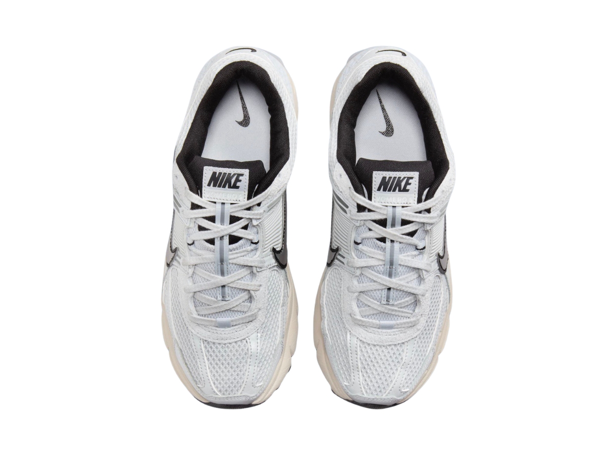https://d2cva83hdk3bwc.cloudfront.net/nike-zoom-vomero-5-pure-platinum-w-3.jpg