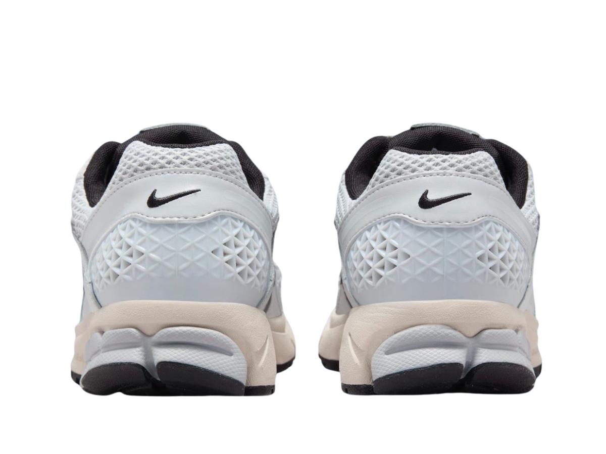 https://d2cva83hdk3bwc.cloudfront.net/nike-zoom-vomero-5-pure-platinum-w-4.jpg