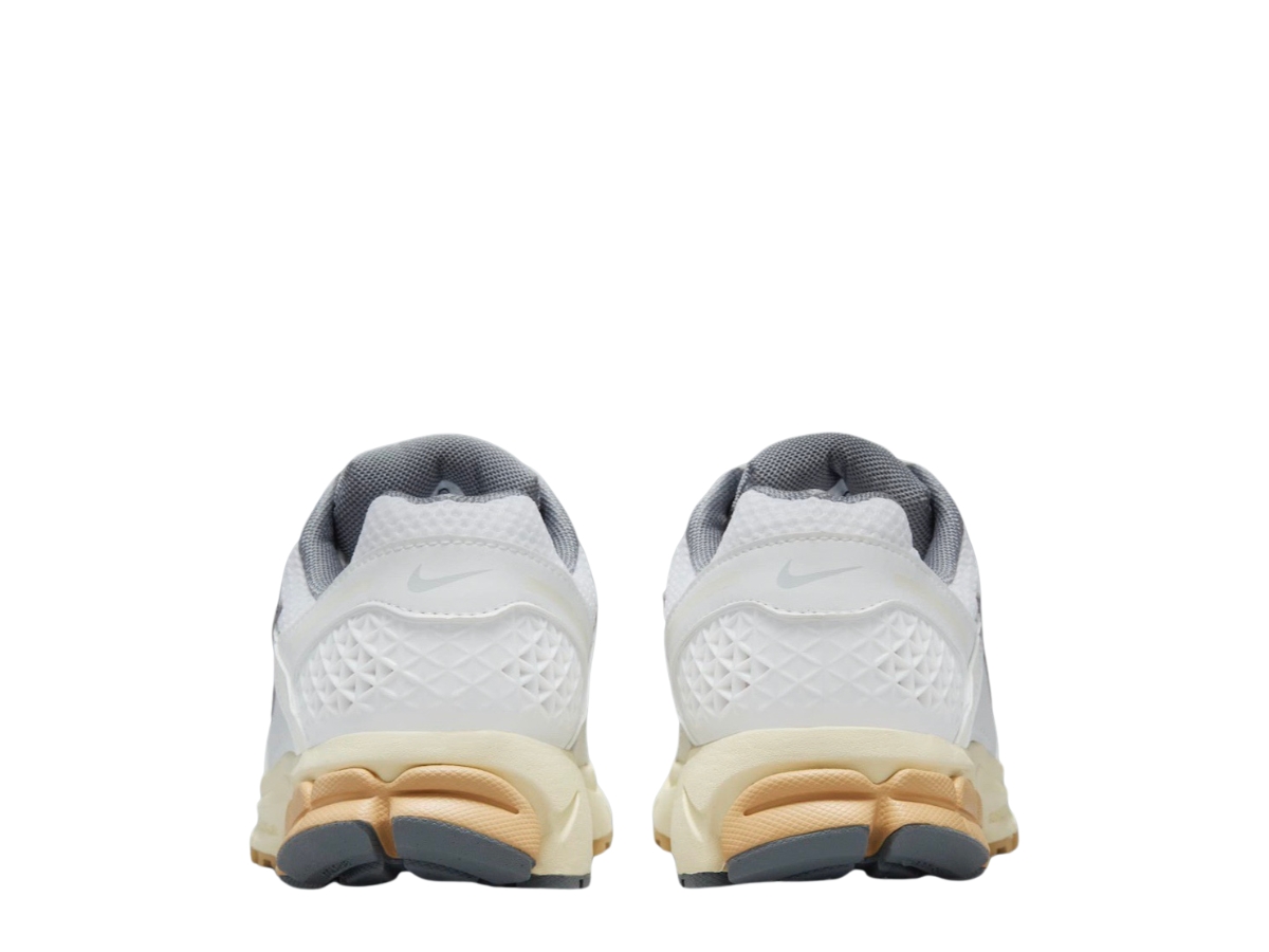 https://d2cva83hdk3bwc.cloudfront.net/nike-zoom-vomero-5-summit-white-pure-platinum-w-4.jpg