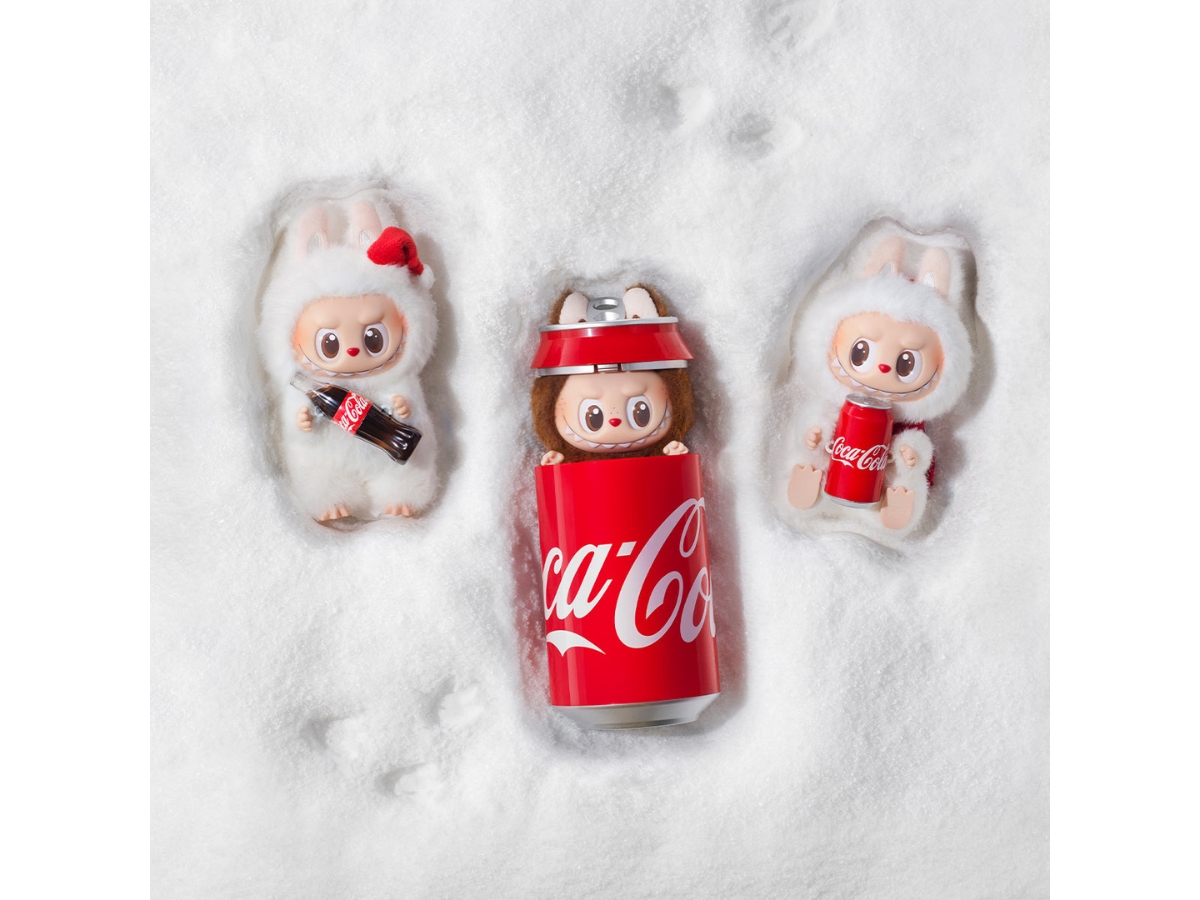 https://d2cva83hdk3bwc.cloudfront.net/pm-awcpmtmccsvfbbsb6uoa-pop-mart-labubu-the-monsters-coca-cola-series-vinyl-face-blind-box-single-box-2.jpg