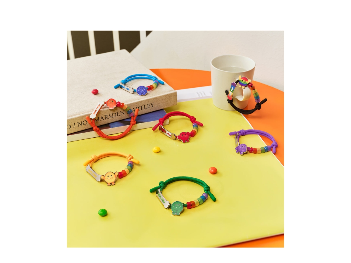 https://d2cva83hdk3bwc.cloudfront.net/pm-bbcpmnihysbbbm-pop-mart-nature-instinctoy-hug-you-series-bracelet-blind-box-multicolor-3.jpg