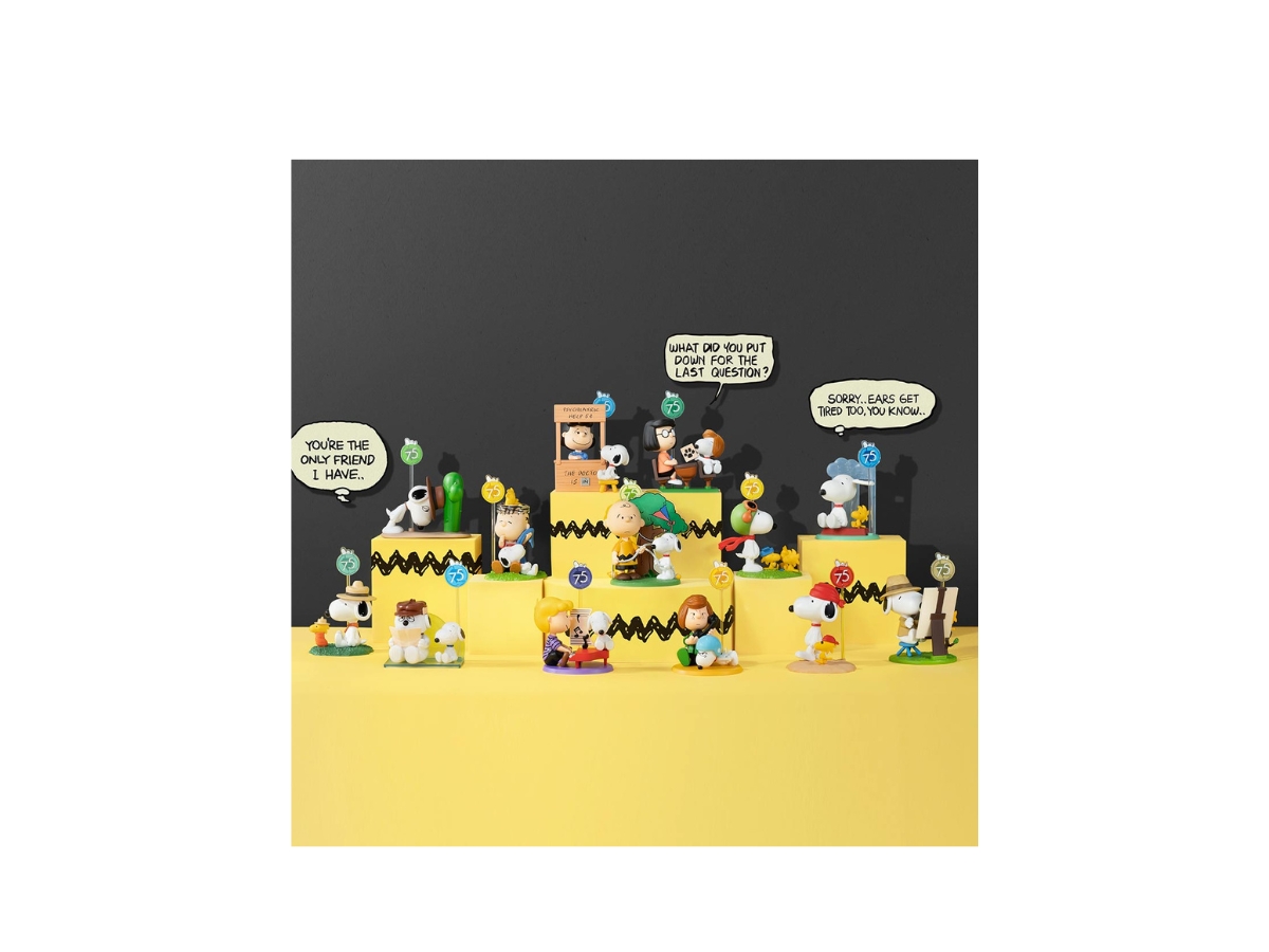 https://d2cva83hdk3bwc.cloudfront.net/pm-bbcpmp7asclsfsbm-pop-mart-peanuts-75th-anniversary-snoopy-comic-life-series-figures-single-box-2.jpg
