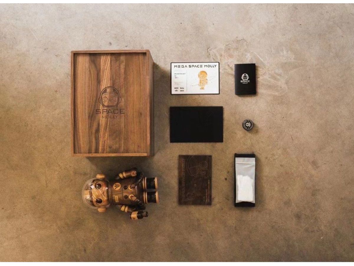 https://d2cva83hdk3bwc.cloudfront.net/pop-mart-mega-space-molly-hidden-gold-without-trace-wood-400-limited-edition-of-99-pieces-5.jpg