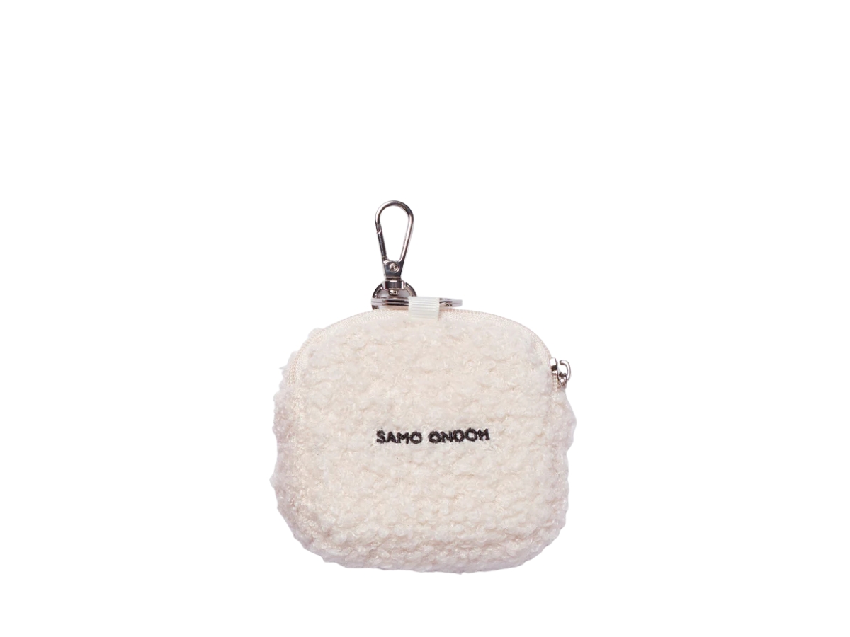 https://d2cva83hdk3bwc.cloudfront.net/samo-keasonacesi-samo-ondoh-nemoyom-airpods-case-eco-shearling-ivory-2.jpg