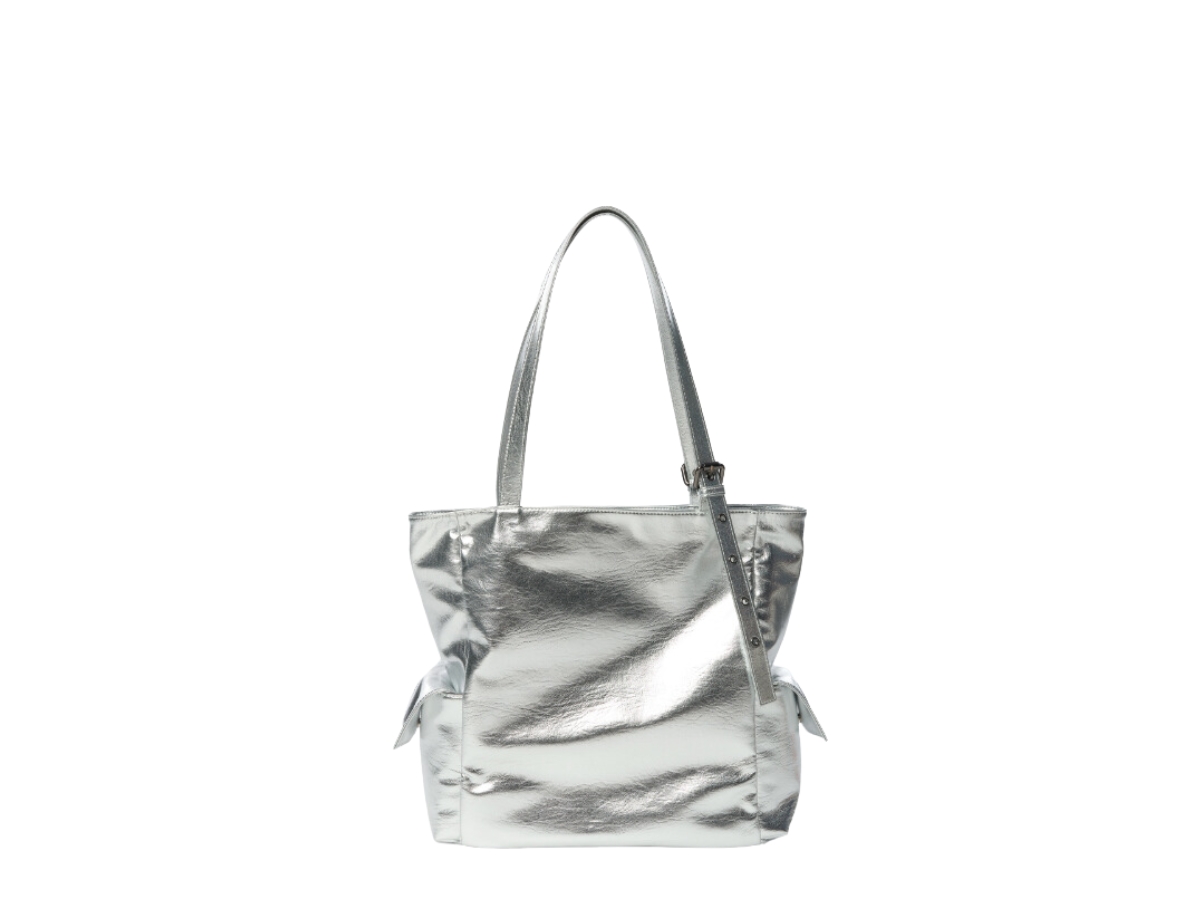 https://d2cva83hdk3bwc.cloudfront.net/samo-ondoh-pocket-shopper-bag-l-in-nappa-leather-silver-2.jpg