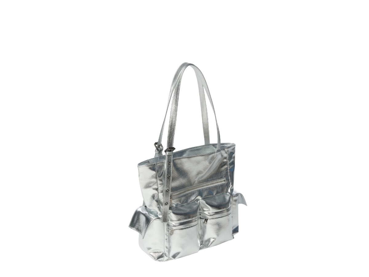 https://d2cva83hdk3bwc.cloudfront.net/samo-ondoh-pocket-shopper-bag-l-in-nappa-leather-silver-3.jpg
