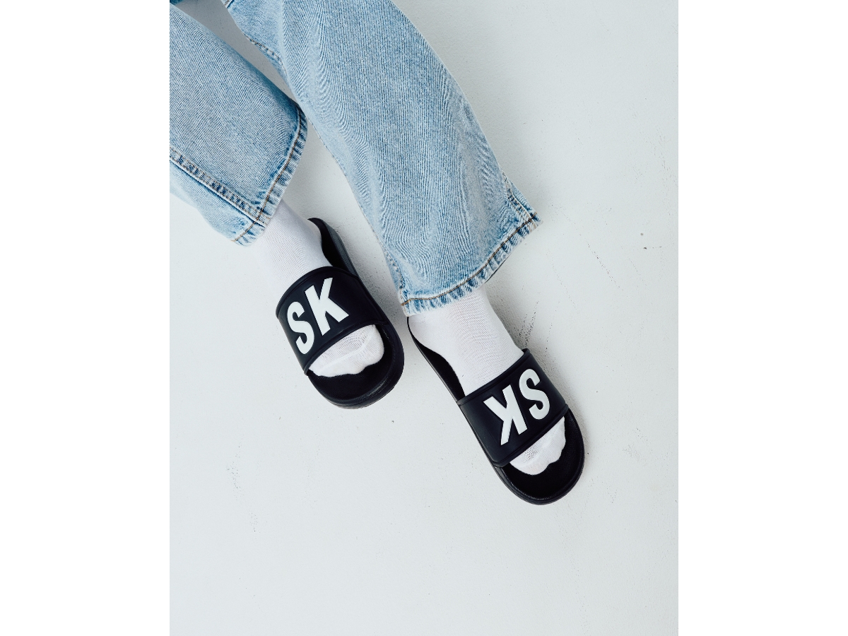 https://d2cva83hdk3bwc.cloudfront.net/sk-sneaker-basic-logo-sandals-7.jpg
