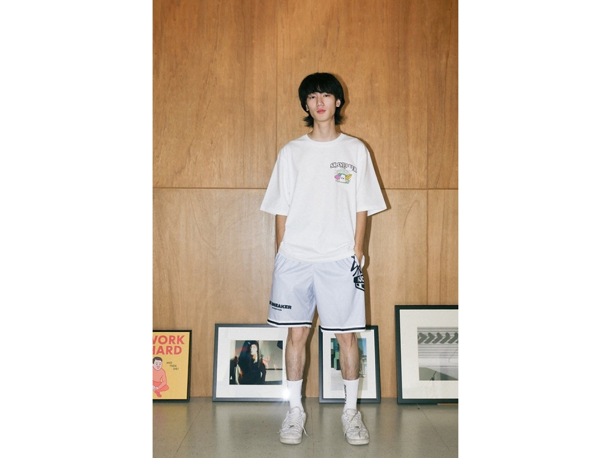 https://d2cva83hdk3bwc.cloudfront.net/sk-sneaker-don-t-compare-white-tee-3.jpg