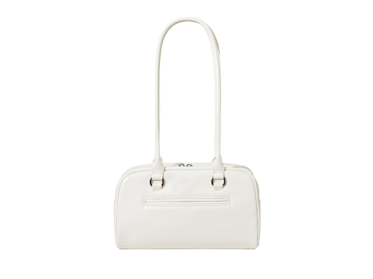 https://d2cva83hdk3bwc.cloudfront.net/stand-oil-chubby-bag-in-vegan-leather-with-silver-hardware-white-3.jpg