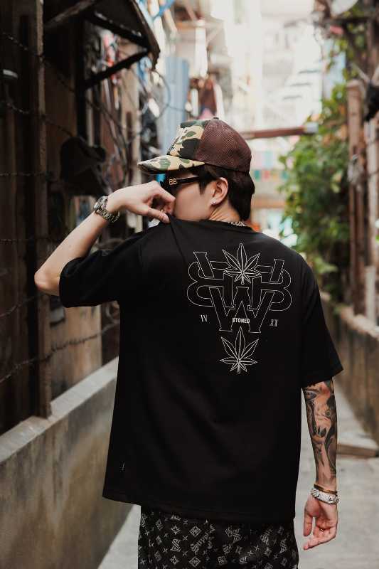 https://d2cva83hdk3bwc.cloudfront.net/stonedandco_wbb---genetic-logo-tee-black-3.jpg