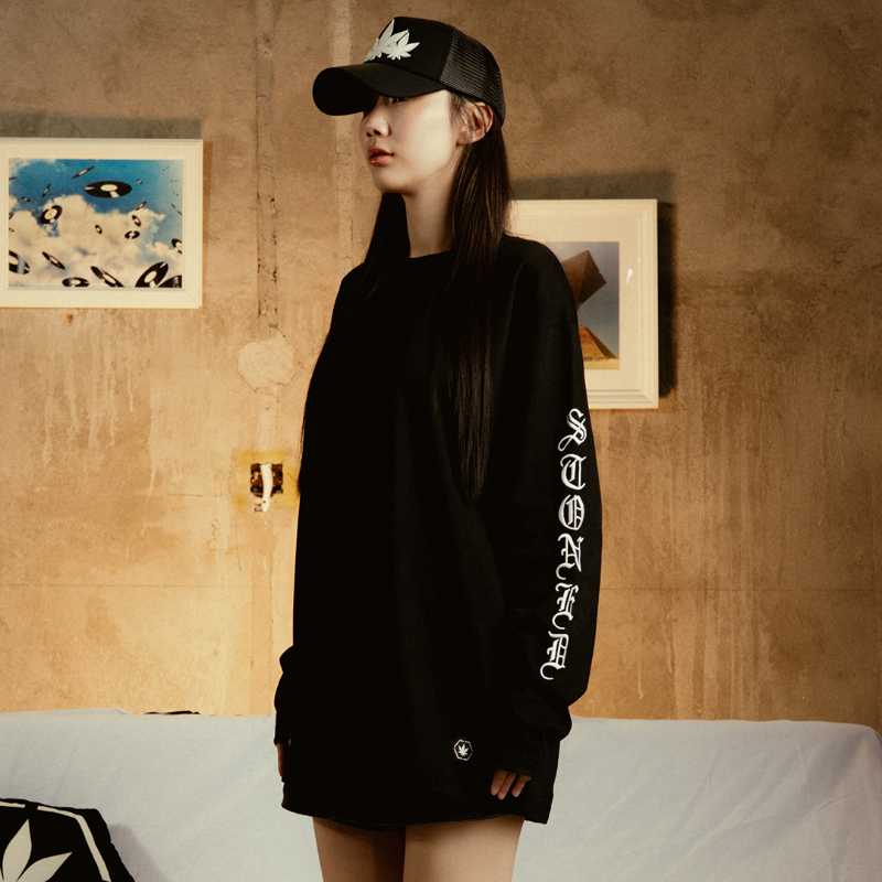 https://d2cva83hdk3bwc.cloudfront.net/stonedandco_wbb25---letter-l-s-tee-black-4.jpg