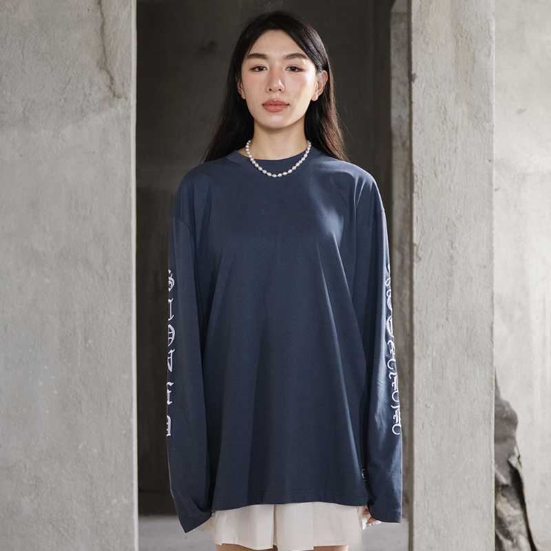https://d2cva83hdk3bwc.cloudfront.net/stonedandco_wbb25---letter-l-s-tee-navy-3.jpg
