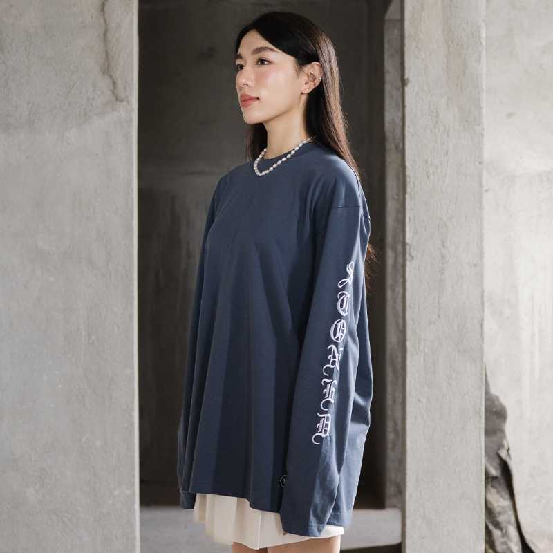 https://d2cva83hdk3bwc.cloudfront.net/stonedandco_wbb25---letter-l-s-tee-navy-4.jpg