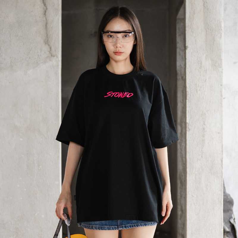 https://d2cva83hdk3bwc.cloudfront.net/stonedandco_wbb25--emblem-tee-black--3.jpg