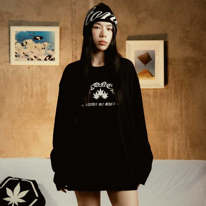 https://d2cva83hdk3bwc.cloudfront.net/stonedandco_wbb25--waffle-l-s-tee-black--3.jpg