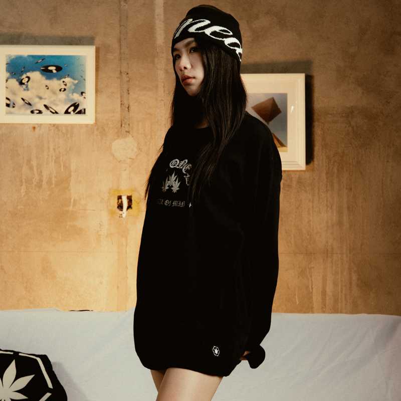 https://d2cva83hdk3bwc.cloudfront.net/stonedandco_wbb25--waffle-l-s-tee-black--4.jpg