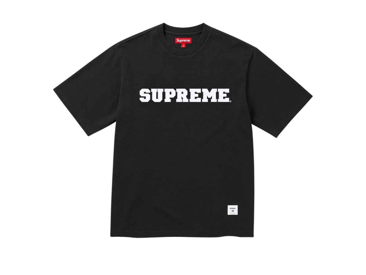 https://d2cva83hdk3bwc.cloudfront.net/sup-tsascasstbf-supreme-collegiate-appliqu-s-s-top-black-fw25-1.jpg