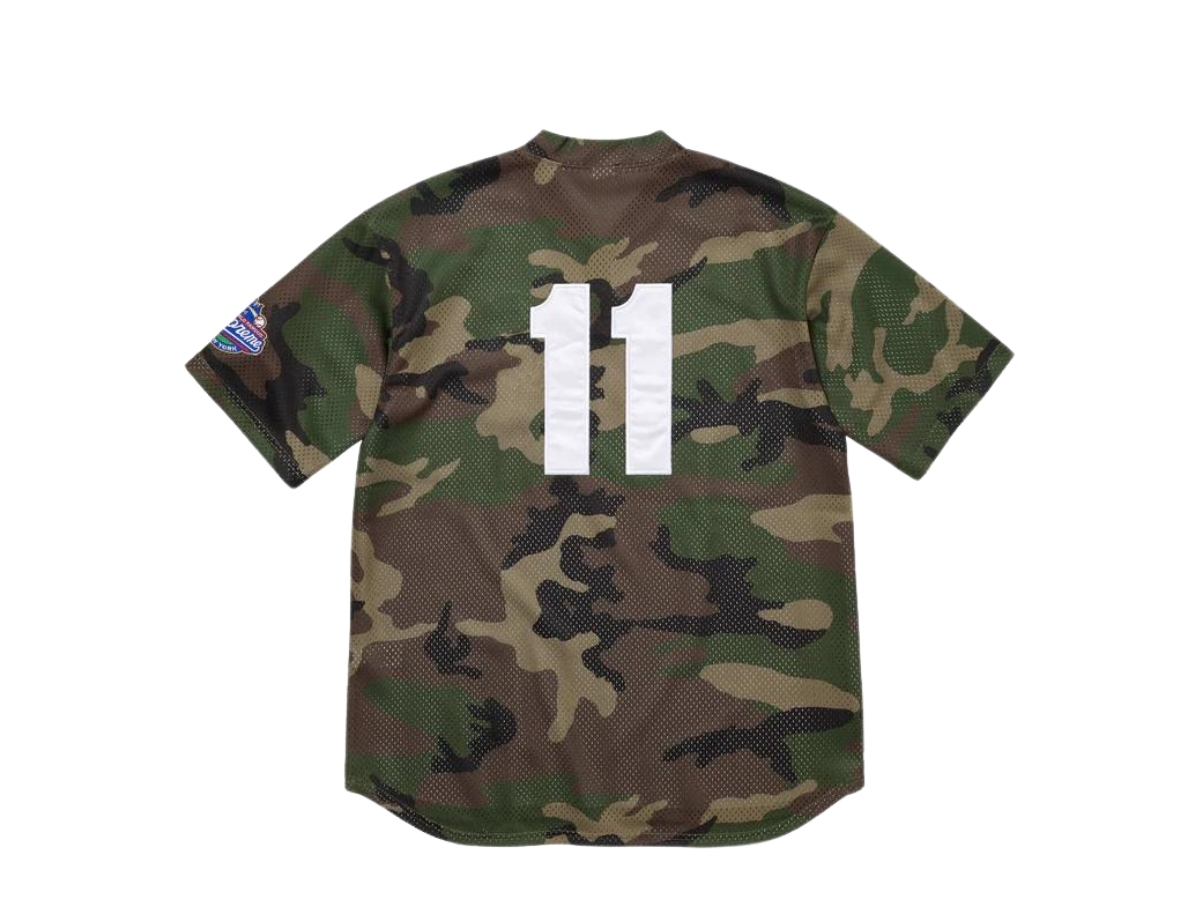 https://d2cva83hdk3bwc.cloudfront.net/supreme-s-logo-baseball-henley-woodland-camo-fw24-2.jpg