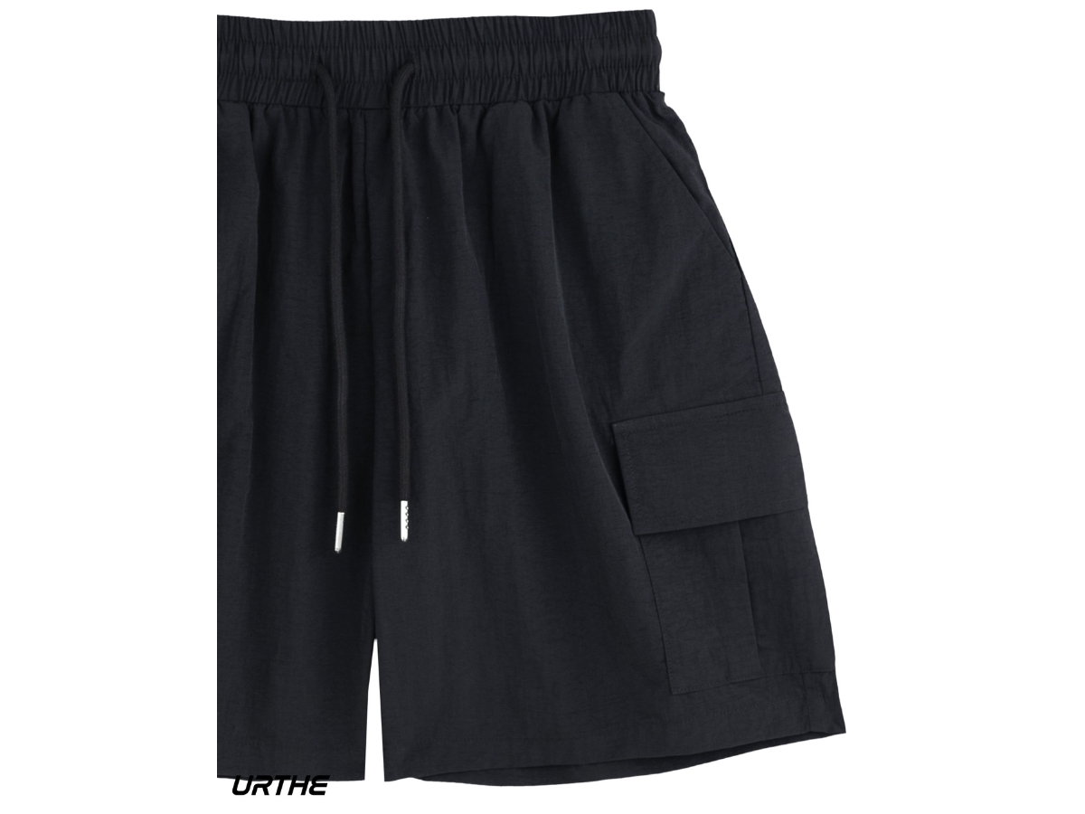https://d2cva83hdk3bwc.cloudfront.net/urthe-cargo-shorts-black-2.jpg