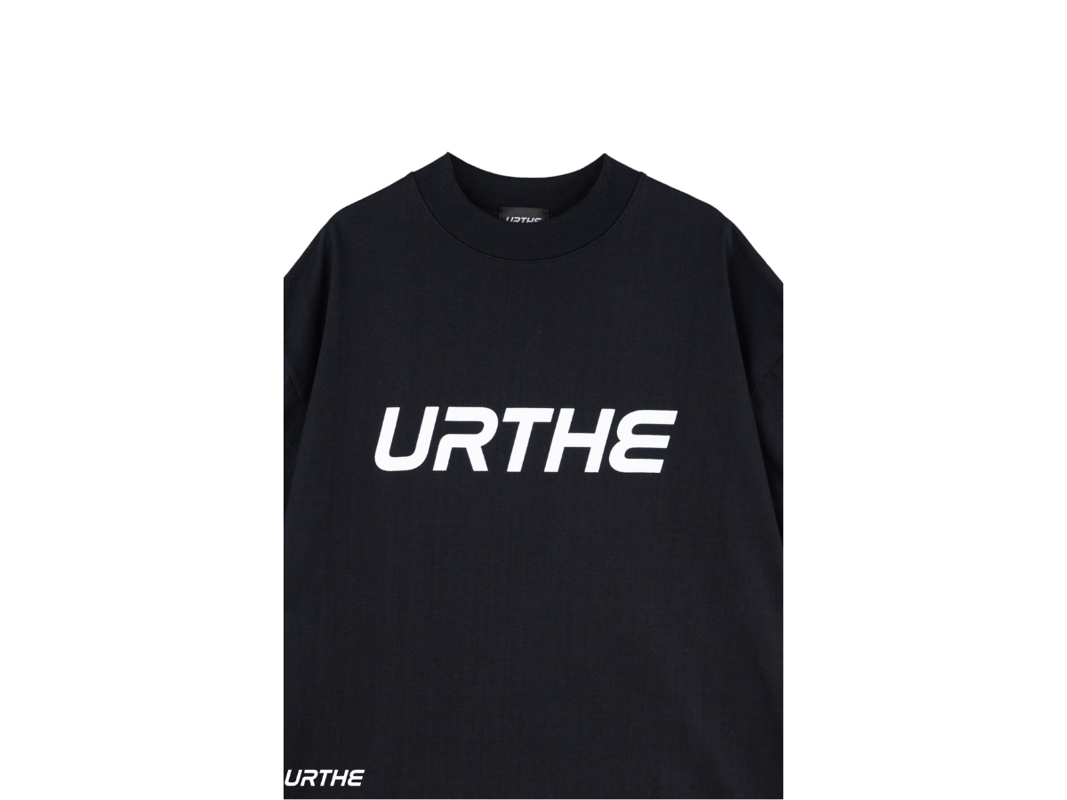 https://d2cva83hdk3bwc.cloudfront.net/urthe-oversized-t-shirt-high-neck-black-2.jpg