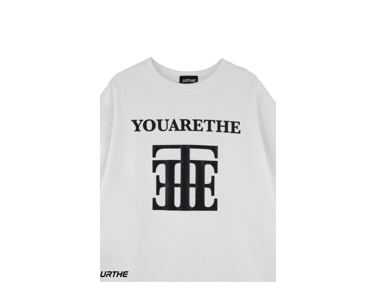 https://d2cva83hdk3bwc.cloudfront.net/urthe-oversized-t-shirt-sc-youarethe-white-2.jpg